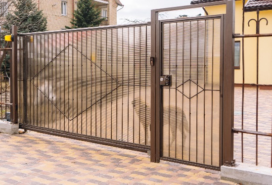 Купить ворота из профлиста с элементами ковки, с металлическими столбами в рамке или под дерево в Кронштадте от 156855 руб