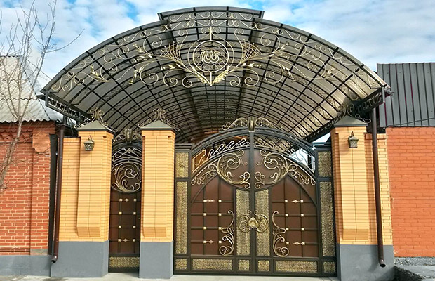 Купить или заказать ворота для дома с навесом - стильные и надежные решения для вашего участка в Кронштадте от 42508 руб | ВоротМастер-Крн